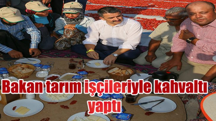 Bakan tarım işçileriyle kahvaltı yaptı
