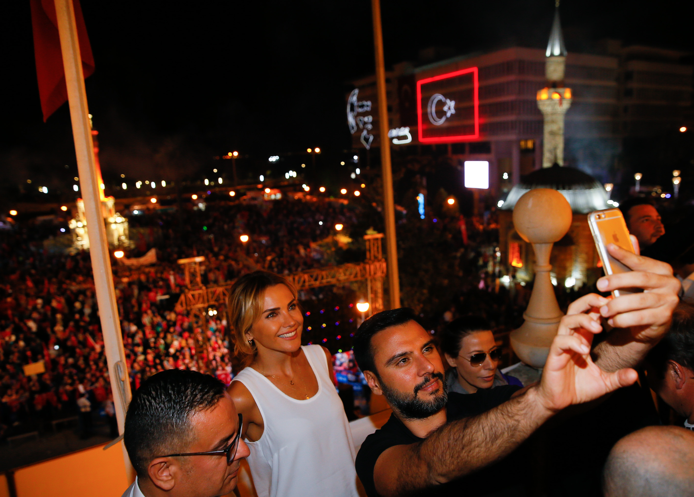 İzmir’deki demokrasi nöbetine ünlü desteği! İzmir’deki demokrasi nöbetine ünlü desteği!