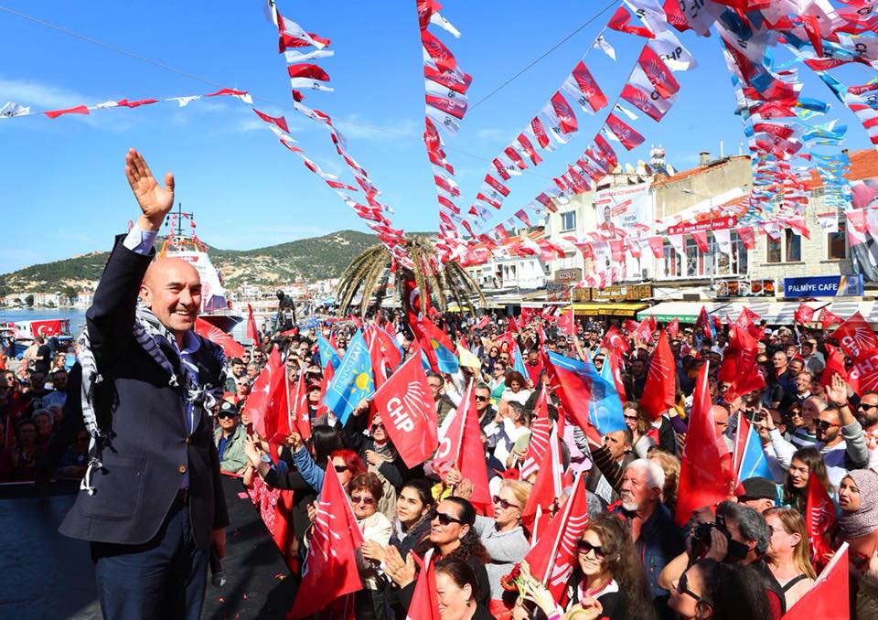 Tunç Soyer Foça'da gönülleri fethetti Tunç Soyer Foça'da gönülleri fethetti